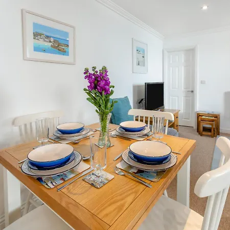 2 Trevail A Apartment *