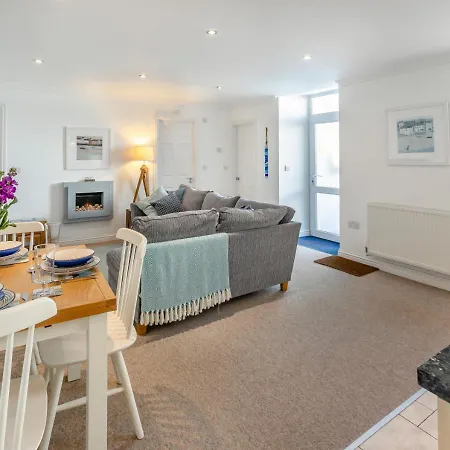 2 Trevail A Apartment